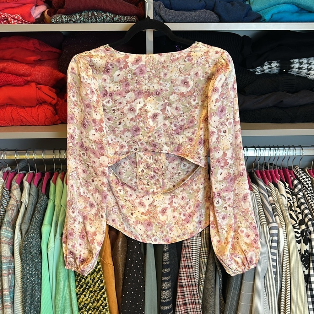 Lush pink/cream/sage long sleeve back cut out button down v neck blouse S NWT - Picture 3 of 3